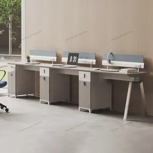 Комбинация офисного стола и стула, место для карточек персонала, два трех человек, по одному