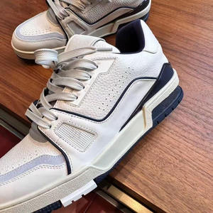 Calzado Versátil para Hombre a la Moda: Exterior de Cuero Beige, Plantillas con Espacio para Airtag, Ideal para Uso Diario, Deportes y Ocasiones de Moda - Product Image 1