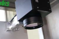 Machine de production avec alimentation automatique de bouchons, tri, codage laser UV, collecte de données QR, téléchargement, rejet des défauts et traçabilité complète
