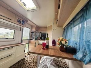 Moderna caravana <span class=keywords><strong>de</strong></span> viaje premium para 4 personas <span class=keywords><strong>con</strong></span> suspensión independiente, espacioso espacio <span class=keywords><strong>de</strong></span> vida y diseño ligero <span class=keywords><strong>de</strong></span> aluminio - Product Image 5