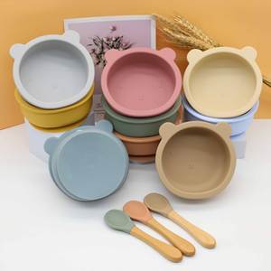 Ensemble de vaisselle d'apprentissage pour bébé : Bol à ventouse motif ours mignon, cuillère et fourchette à manche en bois, et ustensiles en silicone - Product Image 2