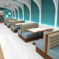 Ensemble de meubles de café moderne, restaurant, canapé et chaises en bois avec coussins bleu pâle, tables avec pieds noirs