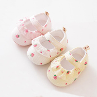 Chaussures Chaussettes pour bébé Chaussettes pour tout-petits Chaussures de sol antidérapantes à semelle souple Motif fraise Chaussettes mignonnes pour bébé