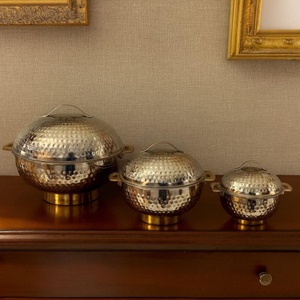 Ensemble de réchauds en acier inoxydable martelé avec couvercle en dôme et poignées décorées, chauffe-plats pour buffet, service de restauration, hôtels et restaurants - Product Image 1