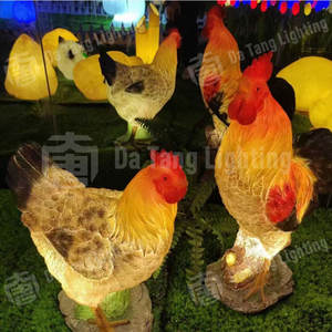 Sculpture décorative de coq lumineuse pour l'éclairage des pelouses, les paysages de parcs et la décoration des cours pendant les fêtes - Product Image 3