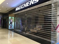 Portes à persiennes transparentes en plastique avec fenêtre visible, portes automatiques à volets, adaptées aux devantures de magasins commerciaux.