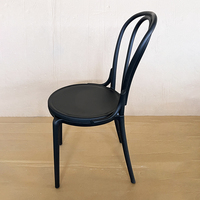 Chaise de salle à manger en plastique empilable pour l'extérieur, dossier creux, respirante, rangement facile, style moderne et simple