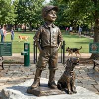 Statue en bronze antique d'un petit garçon aux mains dans les poches et d'un chien fidèle pour le parc canin communautaire, statue en bronze
