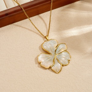 Collier Pendentif Fleur en Émail Marbré Grand Format en Acier Inoxydable Plaqué Or 18K PVD, Étanche et Inaltérable, Bijou Floral de Luxe pour Femme - Product Image 4