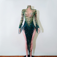 Robe asymétrique mini à col roulé et manches longues, ornée de strass émeraudes, de maille nude, de paillettes et de franges, pour la danse latine, le drag, le gogo et les spectacles sur scène