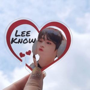 Venta al por mayor de dijes decorativos de acrílico impermeables con imagen de ídolos Kpop, personalizables en tamaño y grosor, para crear tu propio diseño. - Product Image 4