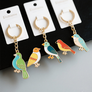Fabricant de porte-clés en forme d'oiseau en émail doux dur personnalisé avec logo personnalisé et plat porte-clés avec emplacement - Product Image 6