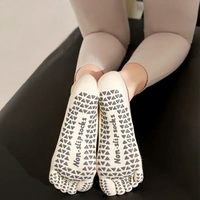 Chaussettes antidérapantes personnalisées à cinq doigts avec semelle intégrale en silicone et sangles croisées sécurisées pour femmes, idéales pour le Pilates, le yoga, le Reformer et l'entraînement en studio