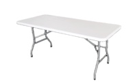 Table pliante rectangulaire d'extérieur blanche de 6 pieds x 8 pieds, en plastique, pliable en deux, avec option de chaises pliantes disponible