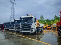 Grue articulée montée sur camion JAC 4x2 de 8 tonnes, grue à flèche articulée montée sur véhicule, camion avec grue mobile à bras de 8 tonnes
