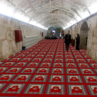 Usine personnalisée haute qualité style moderne islamique musulman imprimé tapis de mosquée rouge bleu carré polyester matériel pour chambre