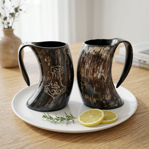 Mug en corne de buffle et de bœuf fait main, écologique, avec sculpture de loup, pour bière, vin et hydromel, inspiré des Vikings, de Valhalla et de la Maison Stark (Game of Thrones) - Product Image 1