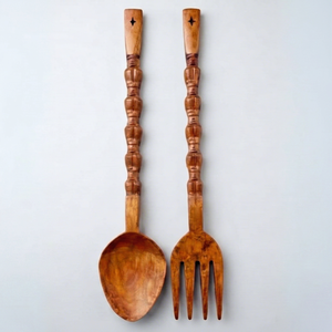 Ensemble cuillère et fourchette à salade en bois fait main, design traditionnel, couverts en bois naturel pour la cuisine, la salle à manger et la restauration - Product Image 1