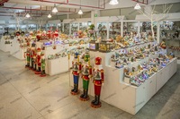 Weihnachtsmann-Stiefel aus Kunstharz als Christbaumschmuck - Drehbar, Wiederaufladbar, Bluetooth-Musikbeleuchtung, KI-Smart-Chip Tischdekoration