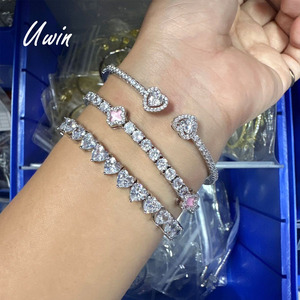 Uwin 5A <span class=keywords><strong>CZ</strong></span> Iced out Clover quần vợt chuỗi trái tim quần vợt trái tim <span class=keywords><strong>Bangle</strong></span> armband cổ tay Vòng đeo tay thiết lập 18K Vàng Phụ Nữ đồ trang sức - Product Image 1
