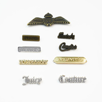 Badges métalliques personnalisés en alliage de zinc électroplaqué avec logo gravé pour jeans, sacs et vêtements – Fabrication OEM