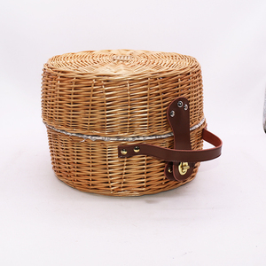 Cesto da Picnic Ecologico in Vimini Intrecciato con Fodera, Contenitore Rotondo con Chiusura in Metallo e Manico in Pelle per Campeggio all'Aperto - Product Image 1