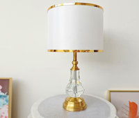 Lampe de table LED en cristal simple et luxueuse, design moderne, à intensité variable, décorative pour hôtel, chambre à coucher, chevet