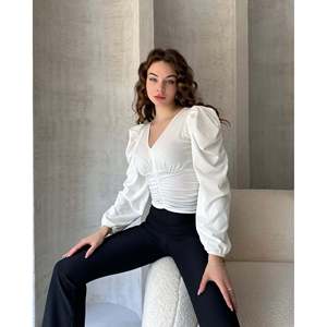 DEFILE Blusa elegante de crepé drapeado con cuello en V en color blanco para mujer, mezcla de licra, elegante y cómoda para uso diario, oficina o - Product Image 1