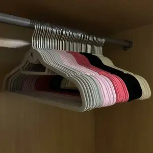 Günstige Kleiderbügel aus Kunststoff mit Samtbeschichtung und Rutschfunktion für Kleiderschränke - Product Image 6