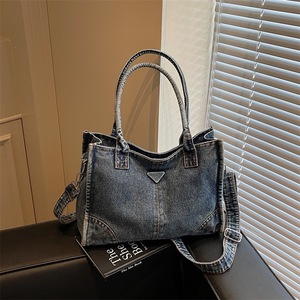 Sac fourre-tout spacieux pour le trajet quotidien Printemps 2026, sac à bandoulière en cuir huilé de qualité supérieure avec <span class=keywords><strong>boucle</strong></span> de <span class=keywords><strong>ceinture</strong></span>, design de niche - Product Image 4