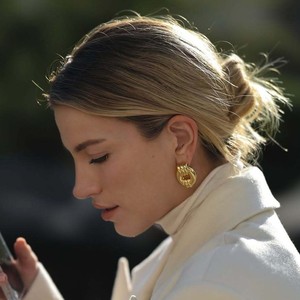 ต่างหูห่วงสแตนเลสทรงเรขาคณิตสำหรับผู้หญิง ต่างหูแฟชั่นระดับไฮเอนด์ทำจากไทเทเนียมสตีล 18k - Product Image 3