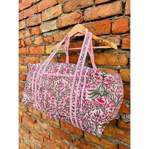 Bolsa de lona acolchada de algodón hecha a mano, elegante estampado en bloques, construcción ligera y duradera, interior espacioso, perfecta para viajar - Product Image 4