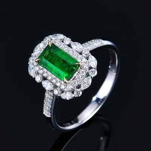 Anillo de esmeralda natural, Origen: Panjshir, Afganistán 0.75ct, oro de 18K, doble halo, media pavé con 68 piezas de diamantes naturales de 0.51ct - Product Image 2