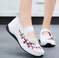 Große Casual Flats für Damen Bestickte alte Pekinger Stoff-Slip-On-Schuhe für ältere Mütter mittleren Alters
