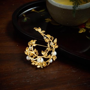 Broche vintage en cuivre plaqué or en forme de feuille, couronne en C incrustée de perles d'eau douce naturelles, épingle de revers de luxe pour mariage, accessoire de costume pour femme - Product Image 2
