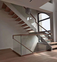 Escalier flottant sur mesure avec design à montantes fermées, poutre de support entièrement dissimulée, garde-corps en verre trempé et marches en bois