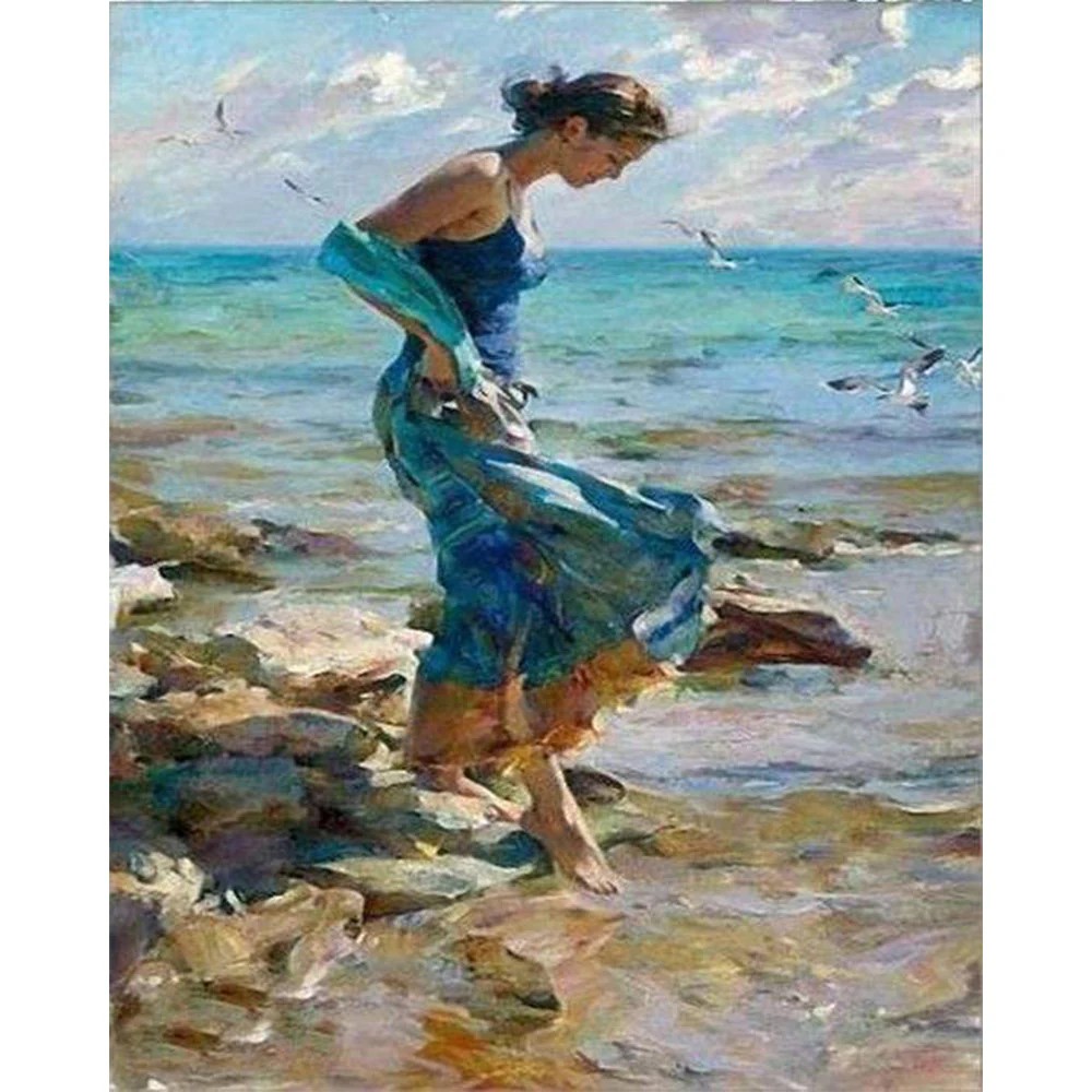 Femme et mouettes sur la plage
