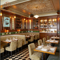 Ensemble de meubles rétro pour restaurant français, café, salon de thé, hôtel : canapé en tissu jacquard et cuir, chaise Windsor en bois, table en marbre avec pieds en métal