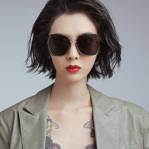 Lunettes de soleil polarisées TR90 personnalisées et tendance pour femmes, monture large, protection UV400, style Instagram, lunettes de conduite haut de gamme - Product Image 4