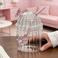 Gobelet en verre côtelé vertical avec décor papillon rose, couvercle en dôme et paille – Mignon verre transparent pour jus, lait, café glacé