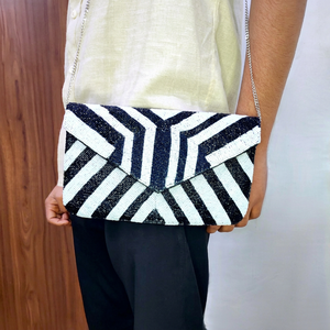 Pochette perlée noire et blanche à motif géométrique, forme rectangulaire, perles de verre, style décontracté, à porter à la main - Product Image 1