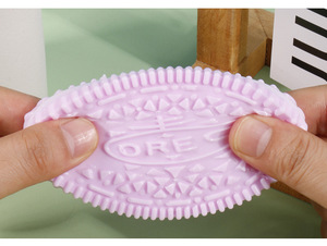 คุกกี้/บิสกิตน่ารัก ของเล่นบีบคลายเครียด บรรเทาความกดดัน ของเล่นบีบยืดหยุ่น ทำจากวัสดุ TPR สำหรับเด็กและผู้ใหญ่ ทุกเพศ - Product Image 4