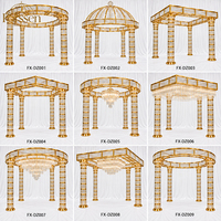 Gazebo de mariage en cristal avec structure dorée et auvent rond pour cérémonie en plein air, décoration d'événements hôteliers, conception personnalisée en usine