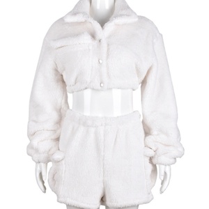 Viviblook Z0107ST05 nouvelle mode couleur unie en peluche tenue deux pièces ensemble à manches longues haut et short pour les femmes - Product Image 3