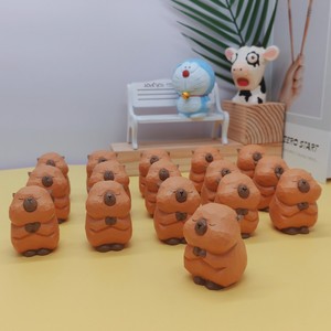 Scultura da Tavolo in <span class=keywords><strong>Legno</strong></span> Rustico Intagliato a Mano: Capibara Cartoonesco Portafortuna - Product Image 2