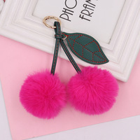Porte-clés cerise en fausse fourrure douce avec pompon en forme de feuille