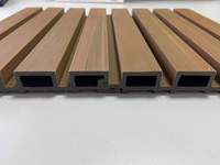 Panneau mural rainuré en composite bois-plastique (WPC) imperméable de haute qualité, carrelage de plafond en WPC pour décoration intérieure et extérieure