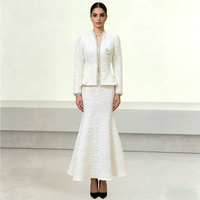 Ensemble deux pièces blanc jacquard élégant : veste à col montant et longue jupe sirène – Tenue de cérémonie pour femme, idéale pour mariage et soirée
