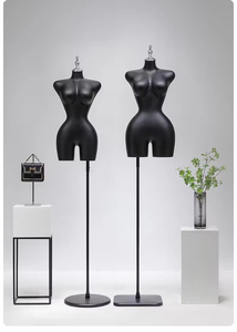 Mannequin féminin demi-corps BBL à surface mate, avec hanches et poitrine généreuses, idéal pour la présentation de robes brésiliennes - Product Image 4