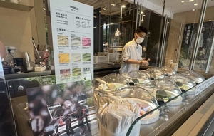 La mejor opción para la tienda de helados, cree y muestre varios lotes de helado recién hecho en el área de la barra de su mostrador frontal - Product Image 4